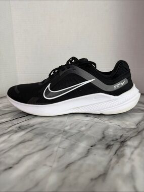 Nike Quest 5 men’s sneaker running shoe.